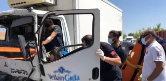 Kamyonette sıkışan sürücü çarptığı kepçenin yardımıyla kurtarıldı
