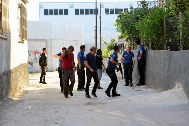 Adana'da nefes kesen operasyon! Babasını bıçakla kovaladı, anne ve ablası dahil 6 kişiyi rehin aldı Adana'da nefes kesen operasyon! Babasını bıçakla kovaladı, anne ve ablası dahil 6 kişiyi rehin aldı