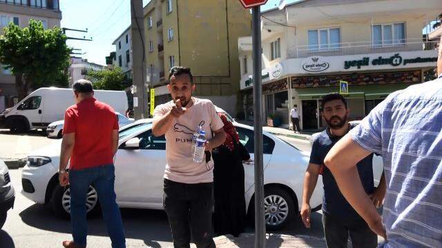 Bıçak zoruyla taksiye bindirilen kadının imdadına, olay yerinde tesadüfen bulunan muhabirler yetişti