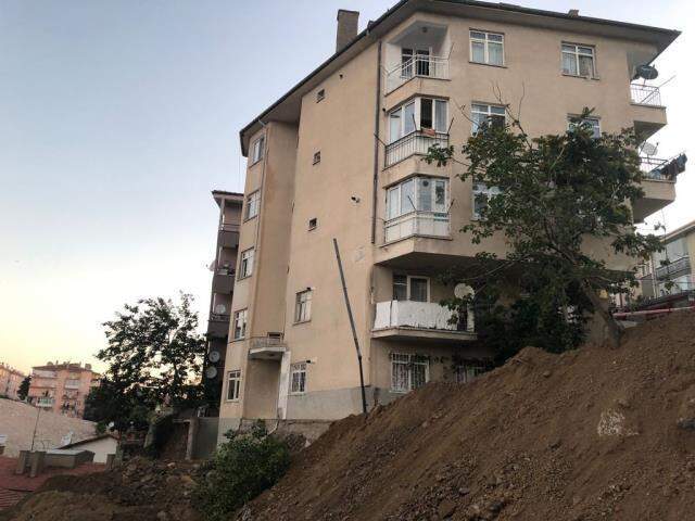 Başkent'te panik! İnşaat çalışma nedeniyle temeli zarar gören 4 bina ve çevresi boşaltıldı