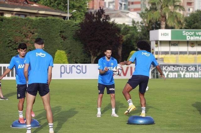 Fenerbahçe sezonun ilk idmanını gerçekleştirdi! Antrenman formasındaki yıldız detayı gözlerden kaçmadı