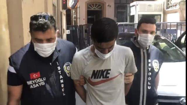 İstanbul'da nefes kesen rehine kurtarma operasyonu! Gözü dönen baba, çocuğunu bıçakla rehin aldı İstanbul'da nefes kesen rehine kurtarma operasyonu! Gözü dönen baba, çocuğunu bıçakla rehin aldı
