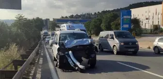 Kocaeli'de hafif ticari araç ile otomobil çarpıştı: 2 yaralı