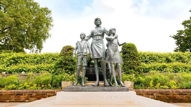 Prenses Diana'nın heykeli oğulları Prens Harry ve Prens William tarafından açıldı