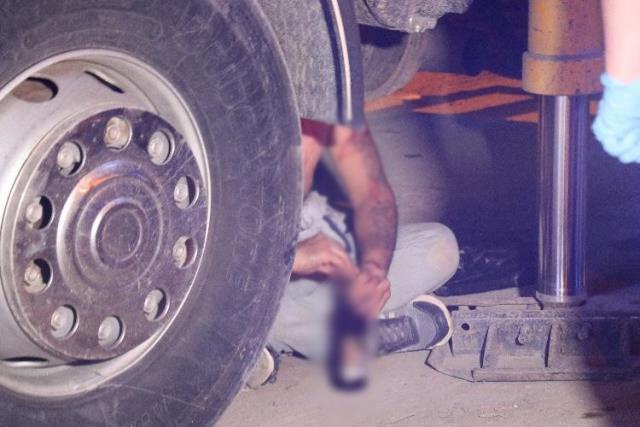 Ortalığı birbirine katan alkollü genç, olay yerine gelen babasına da küfretti! Polis bile zor zapt etti Ortalığı birbirine katan alkollü genç, olay yerine gelen babasına da küfretti! Polis bile zor zapt etti