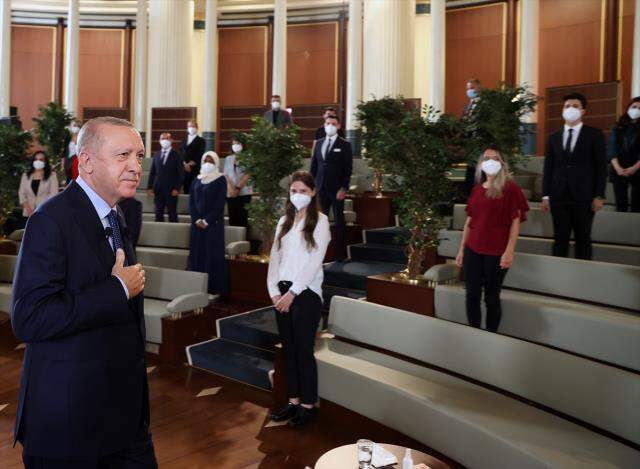 Cumhurbaşkanı Erdoğan'ı gülümseten soru: Darlandığınızda ne yapıyorsunuz? Cumhurbaşkanı Erdoğan'ı gülümseten soru: Darlandığınızda ne yapıyorsunuz?
