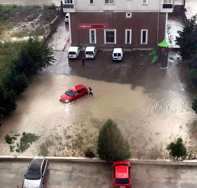 Edirne'de sağanak yağış sokakları göle çevirdi, iş yerlerini su bastı