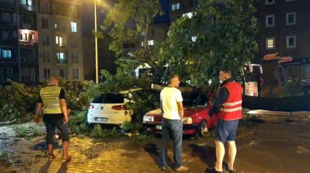 Edirne'de sağanak yağış sokakları göle çevirdi, iş yerlerini su bastı