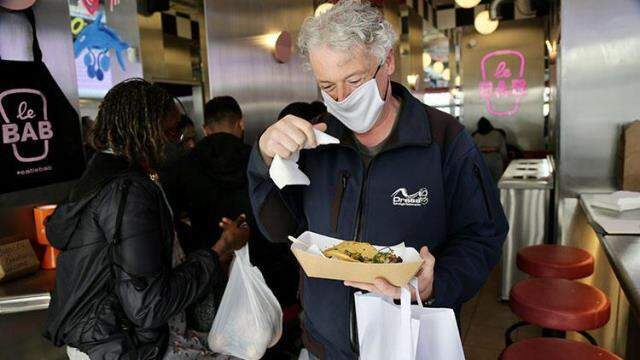 Eski Sağlık Bakanı Hancock'un istifasını ücretsiz 1000 kebap dağıtarak kutladılar Eski Sağlık Bakanı Hancock'un istifasını ücretsiz 1000 kebap dağıtarak kutladılar