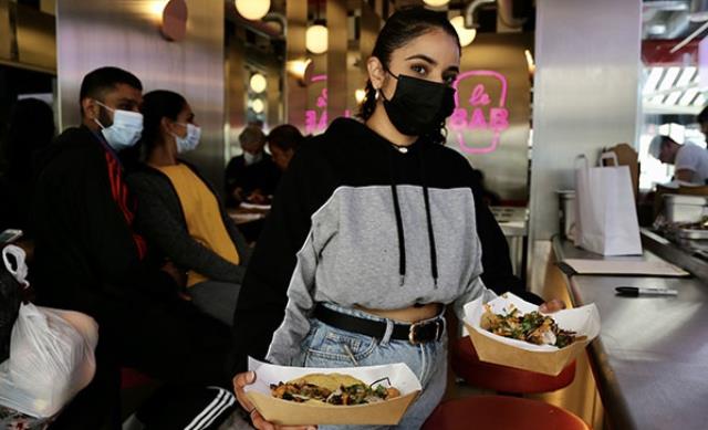 Eski Sağlık Bakanı Hancock'un istifasını ücretsiz 1000 kebap dağıtarak kutladılar Eski Sağlık Bakanı Hancock'un istifasını ücretsiz 1000 kebap dağıtarak kutladılar