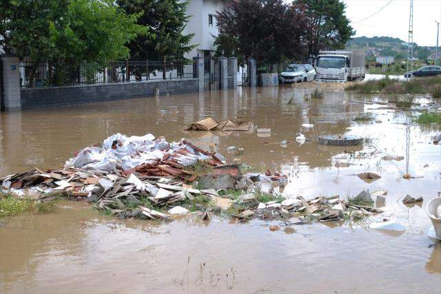 Şile'de sağanak yağış nedeniyle dere taştı, evler sular altında kaldı Şile'de sağanak yağış nedeniyle dere taştı, evler sular altında kaldı