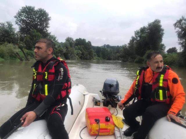 Arkadaşlarından iki kez helallik istedikten sonra nehirde kaybolan Emirhan için umutlu bekleyiş sürüyor Arkadaşlarından iki kez helallik istedikten sonra nehirde kaybolan Emirhan için umutlu bekleyiş sürüyor