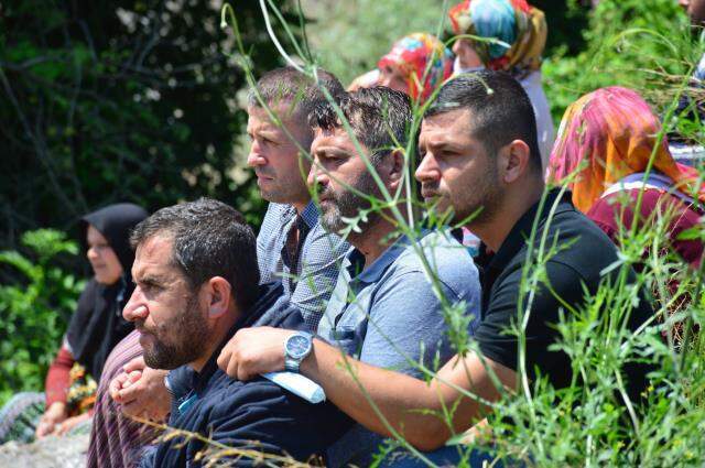 Arkadaşlarından iki kez helallik istedikten sonra nehirde kaybolan Emirhan için umutlu bekleyiş sürüyor Arkadaşlarından iki kez helallik istedikten sonra nehirde kaybolan Emirhan için umutlu bekleyiş sürüyor