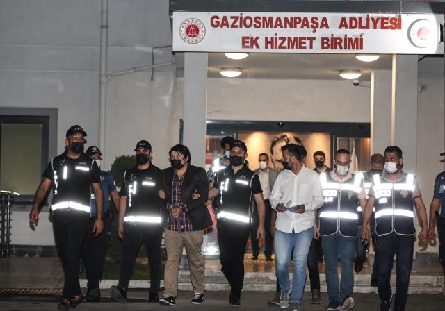 Türkiye'ye getirilen Çiftlik Bank kurucusu Mehmet Aydın, adliye çıkışı ısrarlı sorulara cevap vermedi