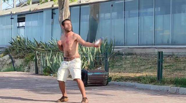 Alkollü vatandaş üzerine asılı Türk bayrağıyla birlikte kendini yakmaya çalıştı Alkollü vatandaş üzerine asılı Türk bayrağıyla birlikte kendini yakmaya çalıştı