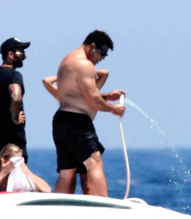 Aşırı kilo alan Brezilyalı efsane futbolcu Ronaldo'nun son hali görenleri şaşkına çevirdi