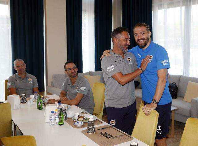 Büyük buluşma gerçekleşti! Vitor Pereira ile Caner Erkin'in samimi fotoğrafına beğeni yağdı Büyük buluşma gerçekleşti! Vitor Pereira ile Caner Erkin'in samimi fotoğrafına beğeni yağdı