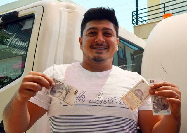 Evlenen arkadaşlarına 50 metre uzunluğunda para taktılar Evlenen arkadaşlarına 50 metre uzunluğunda para taktılar