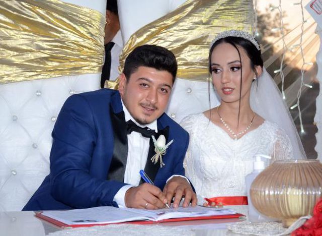 Evlenen arkadaşlarına 50 metre uzunluğunda para taktılar Evlenen arkadaşlarına 50 metre uzunluğunda para taktılar