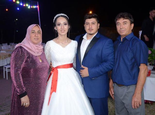 Evlenen arkadaşlarına 50 metre uzunluğunda para taktılar Evlenen arkadaşlarına 50 metre uzunluğunda para taktılar