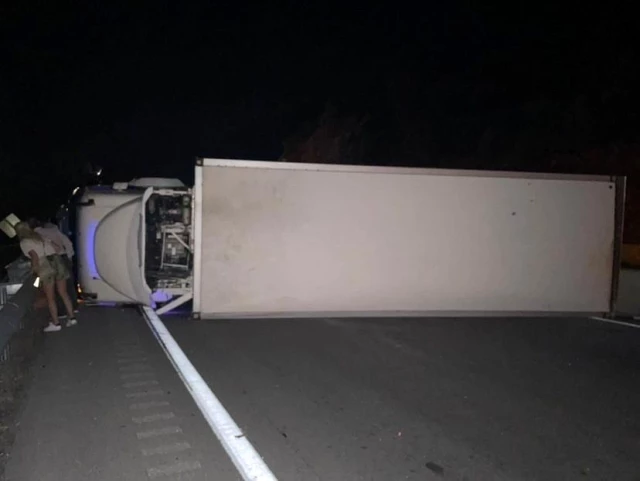 Freni boşalan kamyon sürücüsü, konvoya çarpmamak için direksiyonu kırarak faciayı önledi