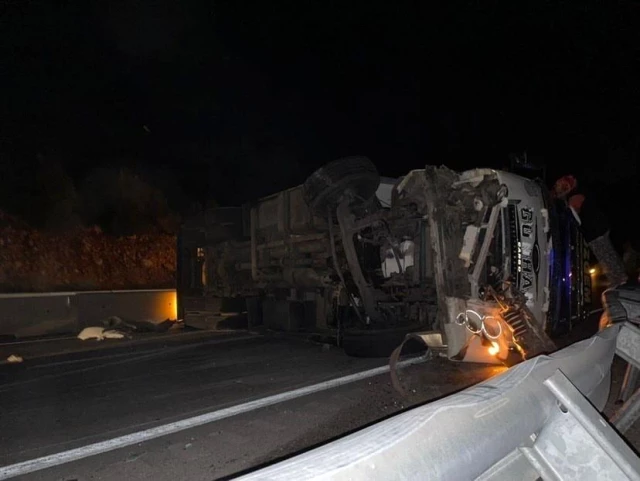 Freni boşalan kamyon sürücüsü, konvoya çarpmamak için direksiyonu kırarak faciayı önledi