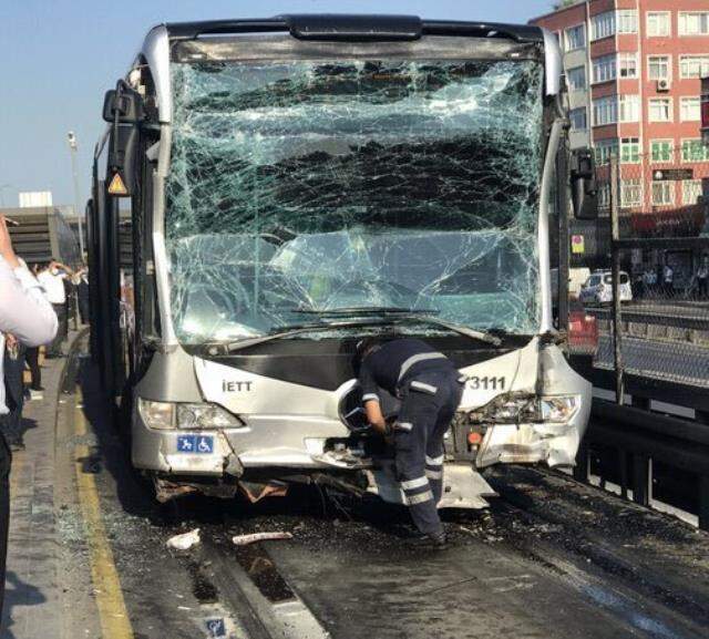 Küçükçekmece'de korkutan metrobüs kazası! Yaralı sayısı çok fazla Küçükçekmece'de korkutan metrobüs kazası! Yaralı sayısı çok fazla