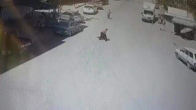 Akrabasını defalarca bıçaklayarak öldürdü! O anlar kamerada Akrabasını defalarca bıçaklayarak öldürdü! O anlar kamerada