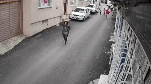 Bursa'da 5 yaşındaki kızı taciz eden sapık mahalleli tarafından tekme tokat dövüldü