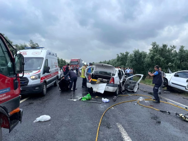 İki otomobilin kafa kafaya çarpıştığı kazada 4 kişi öldü, 3 kişi ağır yaralandı