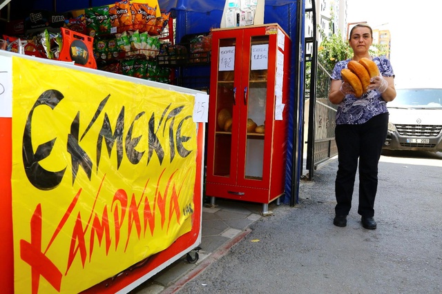 Fırıncıya kızdı, ekmeğe 50 kuruş indirim yaptı! Başlattığı kampanya tüm mahalleyi sevindirdi Fırıncıya kızdı, ekmeğe 50 kuruş indirim yaptı! Başlattığı kampanya tüm mahalleyi sevindirdi