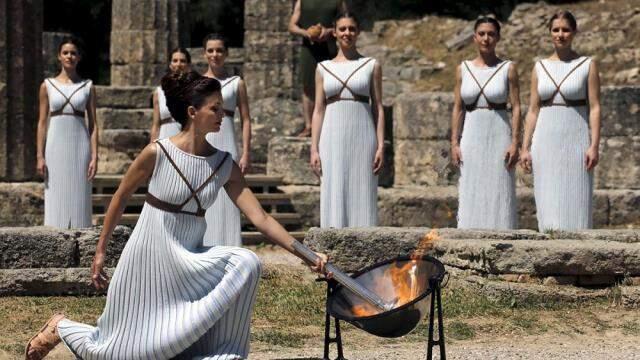 Görülmemiş protesto! Tarihi Olimpiyat meşalesi, oyuncak su tabancasıyla söndürüldü