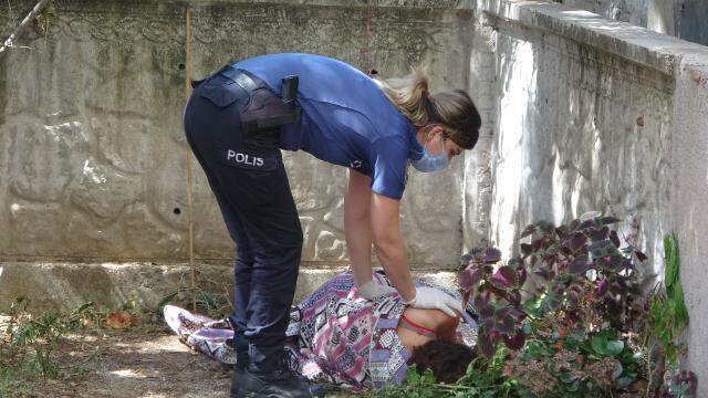 Kömürlükte battaniyeye sarılı uyuyan gizemli kadın polisi alarma geçirdi Kömürlükte battaniyeye sarılı uyuyan gizemli kadın polisi alarma geçirdi