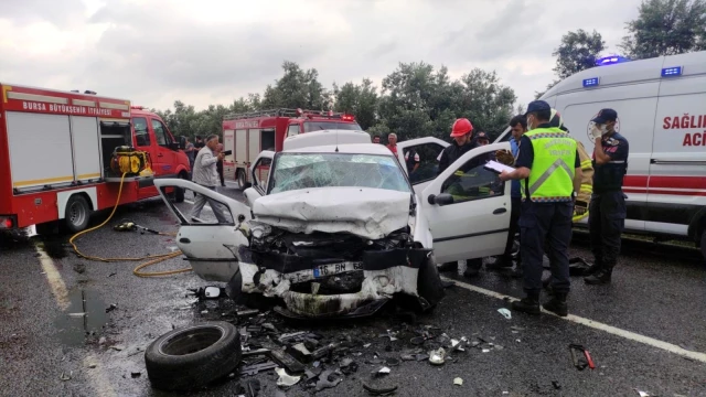 İznik'te iki otomobilin kafa kafaya çarpıştığı feci kazada ölü sayısı 5'e yükseldi