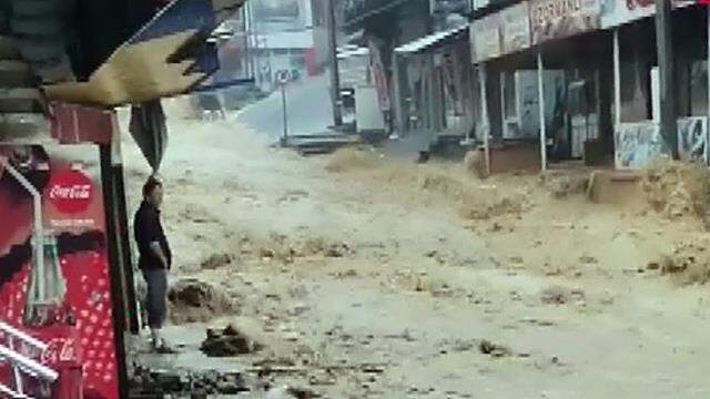 Zonguldak'ta dere taştı, dükkan ve otomobilleri sel vurdu Zonguldak'ta dere taştı, dükkan ve otomobilleri sel vurdu