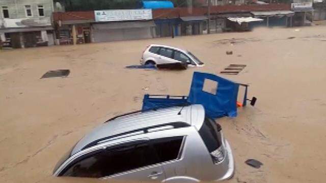 Zonguldak'ta dere taştı, dükkan ve otomobilleri sel vurdu Zonguldak'ta dere taştı, dükkan ve otomobilleri sel vurdu