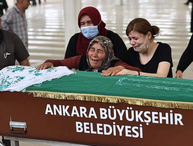 Annesi tarafından öldürülen Meryem ve 2 çocuğu gözyaşları içinde toprağa verildi Annesi tarafından öldürülen Meryem ve 2 çocuğu gözyaşları içinde toprağa verildi