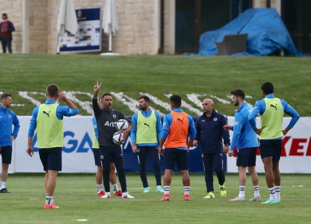 Antrenmanı durdurup futbolcularını yanına toplayan Vitor Pereira, nasihat verdi