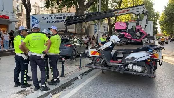 Bağdat Caddesi'nde aşırı hız yapan otomobil önce kadına sonra ağaca çarptı