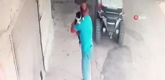 Kedi ile sahibinin dostluğu kamerada... Her sabah sahibini kucaklayarak karşılıyor