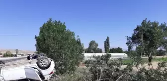 Korkuteli'de ağaca çarpıp takla atan otomobildeki 3 kişi yaralandı