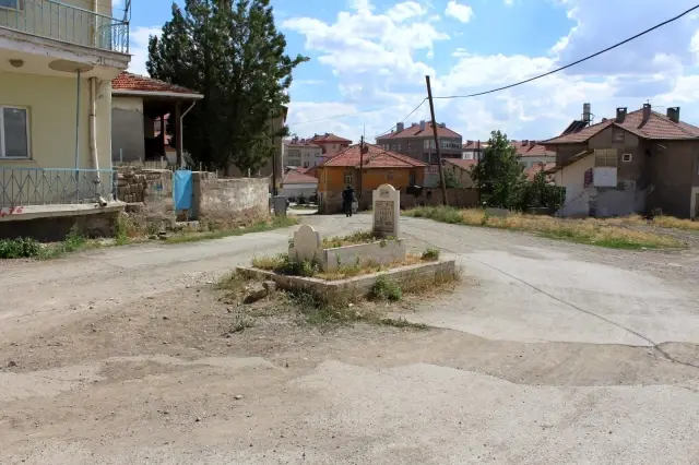 Ev sahiplerinin rüyasına girince keşfedilen mezar, belediye çalışması sonucu yol ortasında kaldı