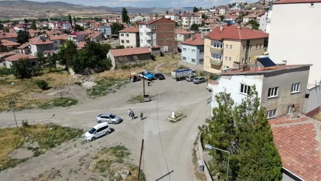 Ev sahiplerinin rüyasına girince keşfedilen mezar, belediye çalışması sonucu yol ortasında kaldı