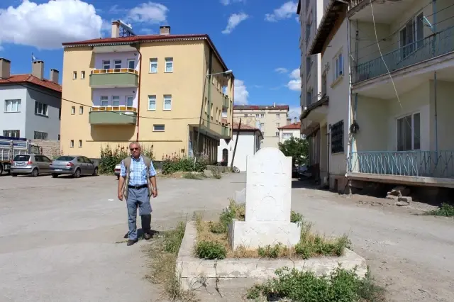 Ev sahiplerinin rüyasına girince keşfedilen mezar, belediye çalışması sonucu yol ortasında kaldı