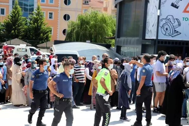 İndirim izdihamı görenleri şaşkına çevirdi! 1 kilometrelik kuyrukta baygınlık geçirenler oldu