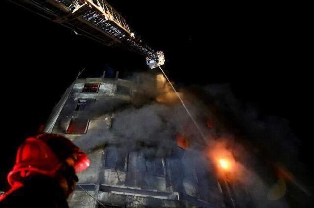 Son Dakika: Bangladeş'te korkutan fabrika yangını! En az 50 kişi yaşamını yitirdi