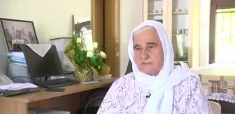SREBRENİTSA - Srebrenitsalı aileler, evlatlarının mezarı başında dua ediyor (1)