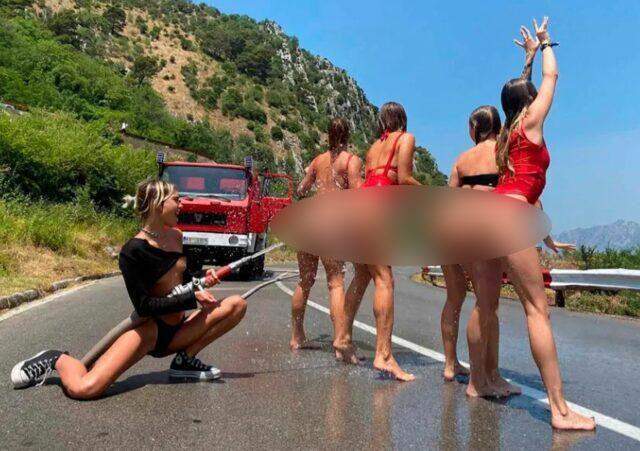 Gökdelende çırılçıplak poz veren kadınlardan bir skandal daha! Bu kez de Karadağ'da ortaya çıktılar Gökdelende çırılçıplak poz veren kadınlardan bir skandal daha! Bu kez de Karadağ'da ortaya çıktılar