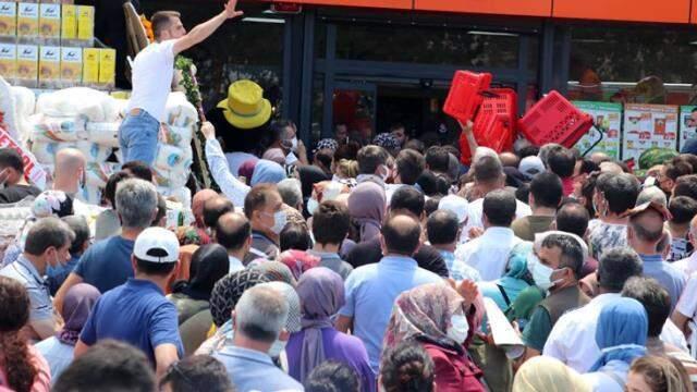 İndirim izdihamı görenleri şaşkına çevirdi! 1 kilometrelik kuyrukta baygınlık geçirenler oldu