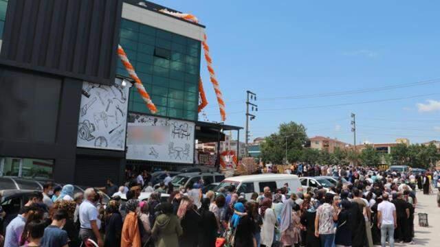 İndirim izdihamı görenleri şaşkına çevirdi! 1 kilometrelik kuyrukta baygınlık geçirenler oldu